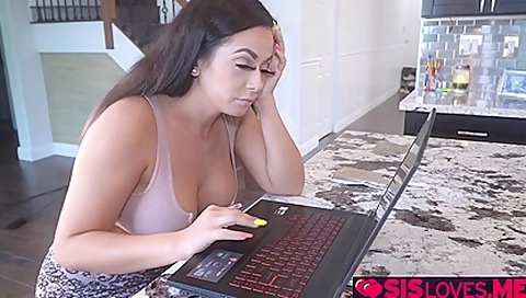 Stepbrother Fingering Stepsisters Sweet Muffin While Sh